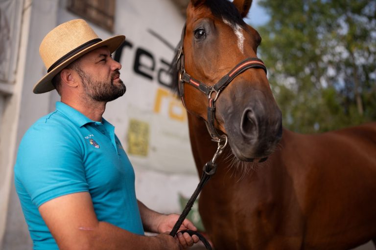 Dr. Ștefan Răileanu examinând un cal murg la Real Racing