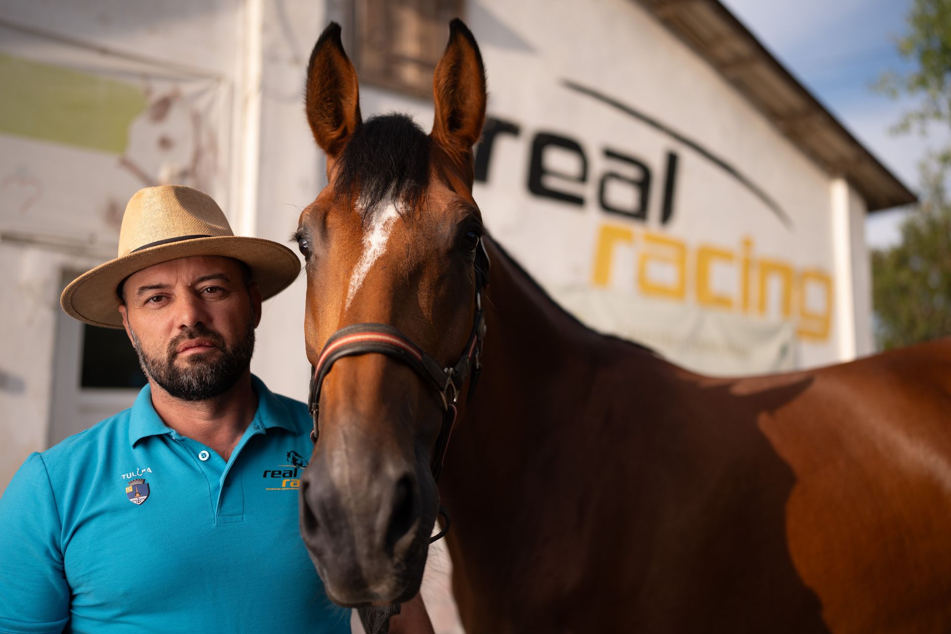 Dr. Ștefan Răileanu alături de un cal murg la clubul de echitație Real Racing din Tulcea