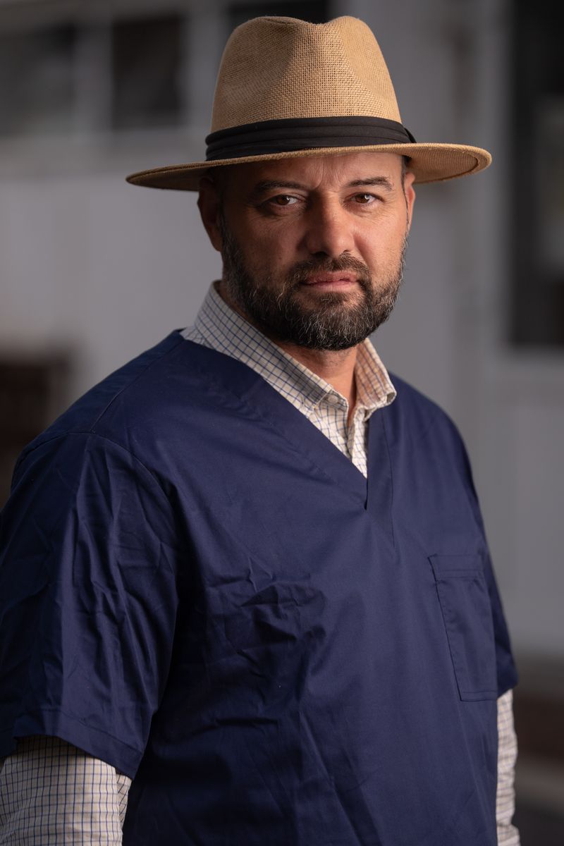 Dr. Ștefan Răileanu în uniformă medicală, medic veterinar pentru cai în Tulcea